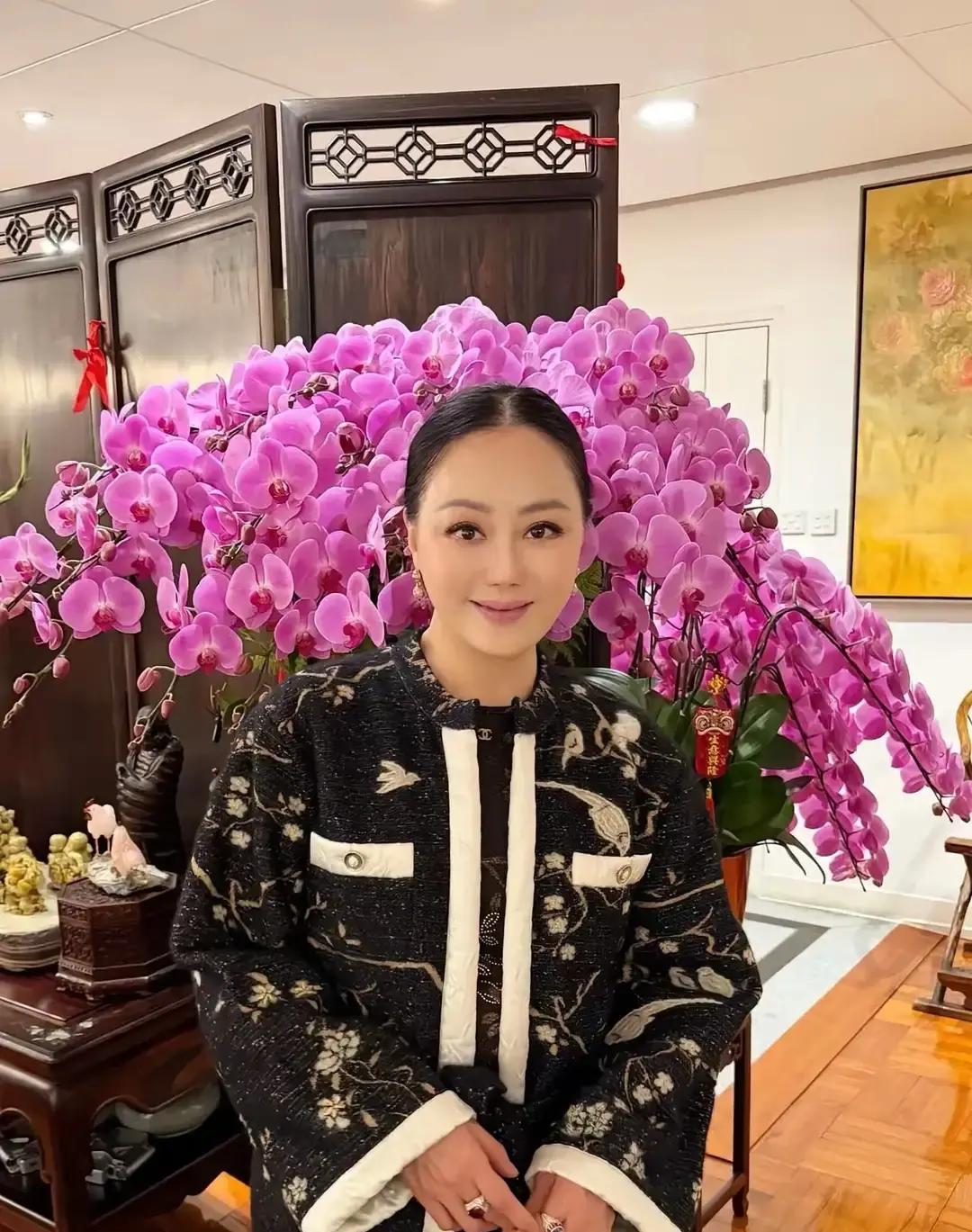 章小蕙春节晒了组照片，62岁穿红裙戴珍珠，港风滤镜一开直接刷屏。

我刷到时也愣