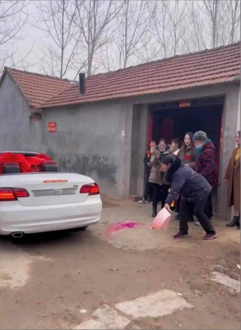 嫁出去的
女儿成养老主力！
以前说的
泼出去的水咋成了靠山？

以前农村说“嫁出