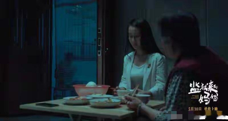 监狱来的妈妈电影《监狱来的妈妈》开了两个先例：第一，用杀人犯本人来演杀人犯；第二