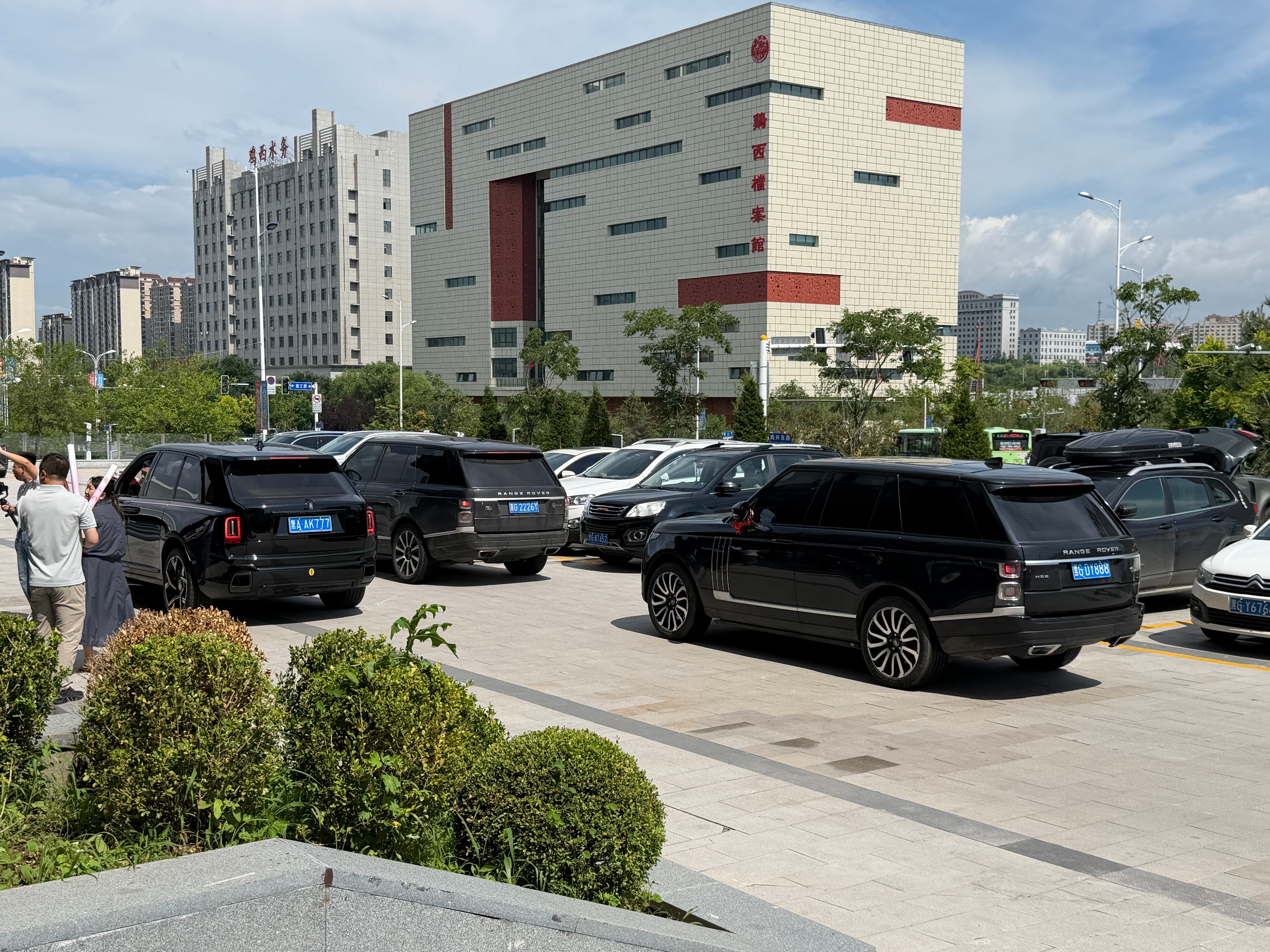 起早回家参加个婚礼库里南+揽胜 这车队配置咋样 