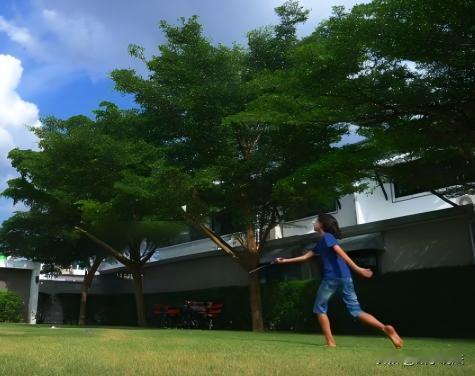 湖南衡阳，11岁男孩翻越1.8米高的围墙进入邻居家中，不慎踩空坠入采光井，后被人
