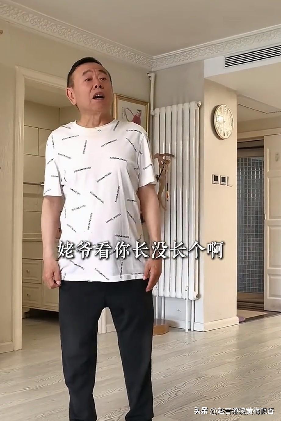 潘长江唤来宝贝外孙，要和孩子比一比身高。他发现小石头比自己高出了一头，还用手比画