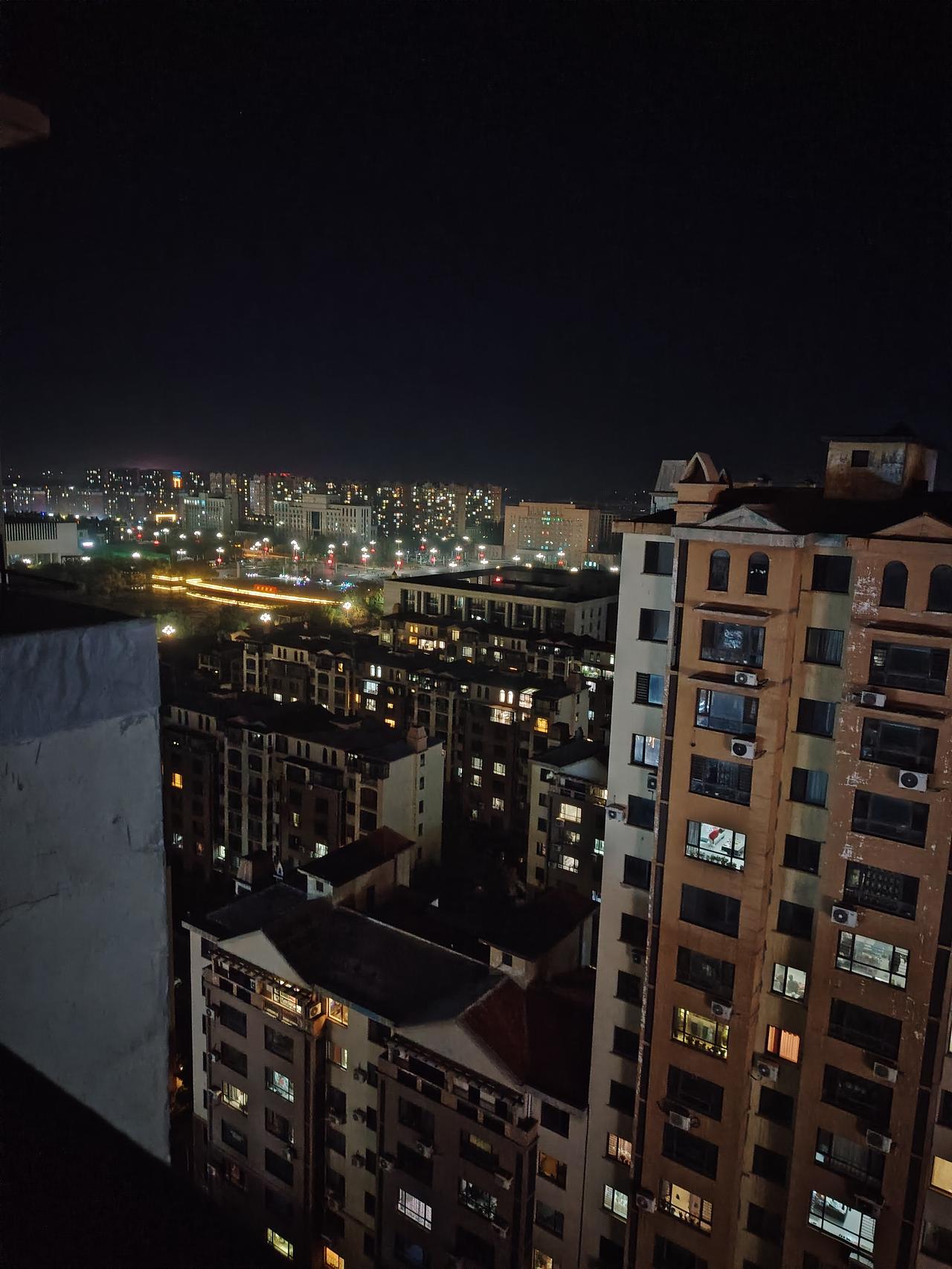 夜幕降临，星光点点，站在高处俯瞰全城，夜色的美尽收眼底！