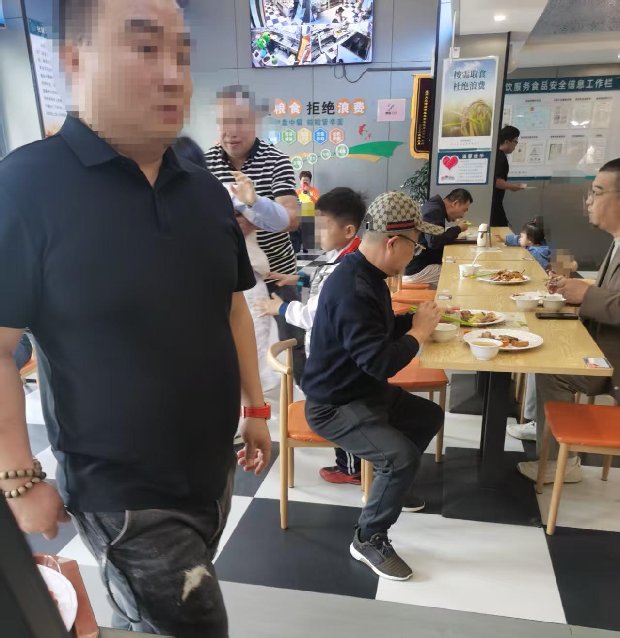 今看到惊险的一幕，
我差点打120了。

事情是这样的，
今中午在社区食堂吃饭，