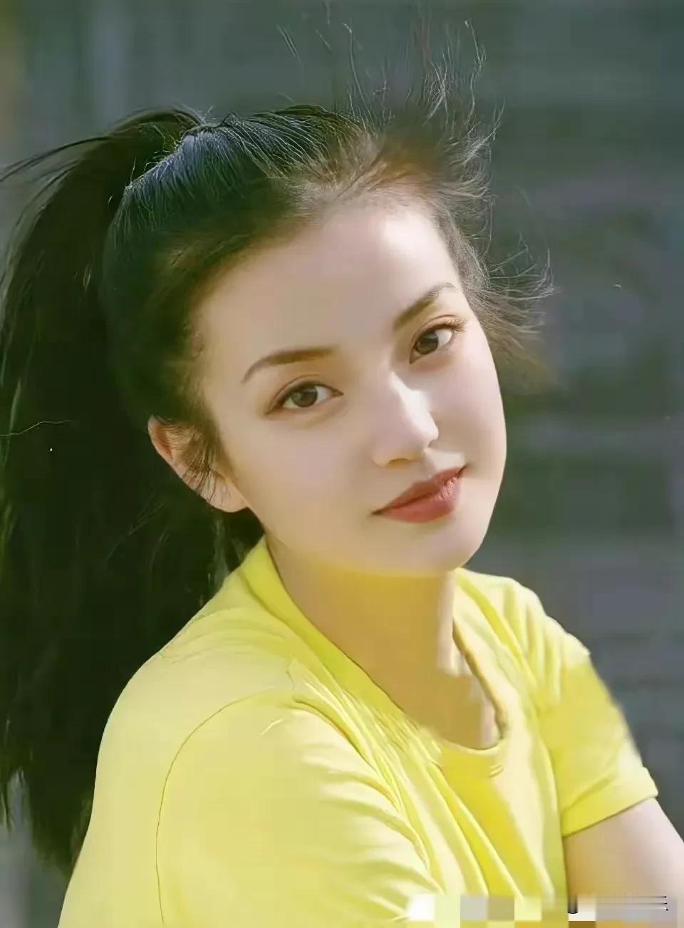 年轻时的赵薇美得国色天香，
难怪黄晓明被她迷得七荤八素，
找个老婆都是赵薇周边，