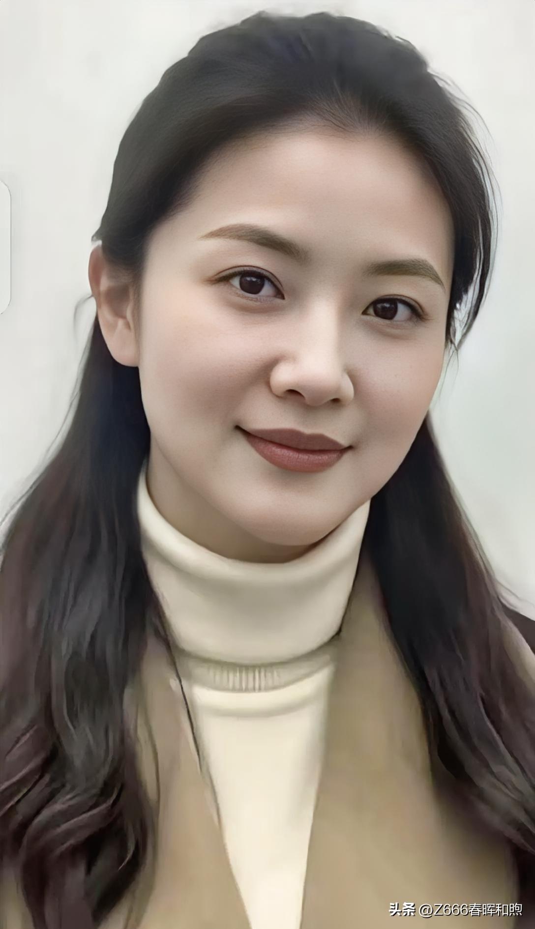 米色高领毛衣叠穿驼色大衣，温柔色调包裹知性气质，浅笑盈盈间尽显岁月静好的从容。