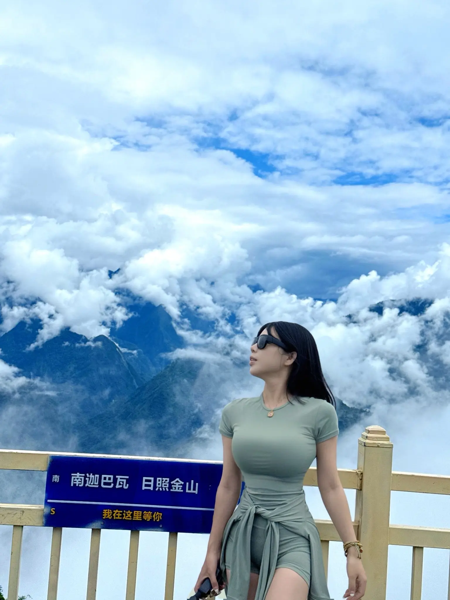 本来想一口气开到芒康的。结果在怒江七二十二拐那里堵了两个小时