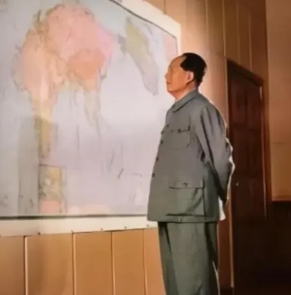 1951年那会儿，朝鲜战场上的局势已经烂到了骨子里，新上任的美军总司令李奇微，这