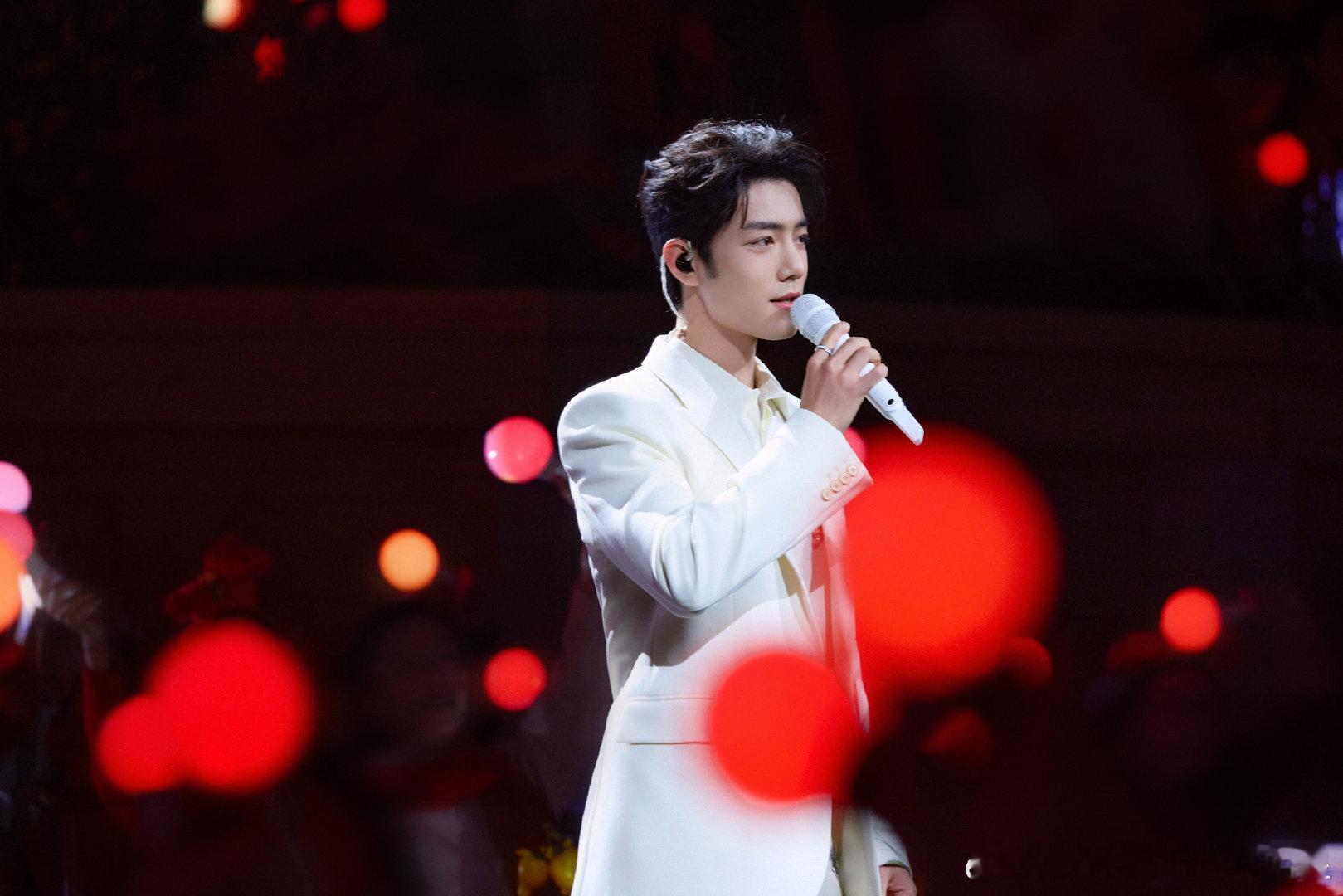 肖战年岁与共佳景逢春肖战一起看遍光阴共望新时 肖战年岁与共佳景逢春，一起看遍光阴