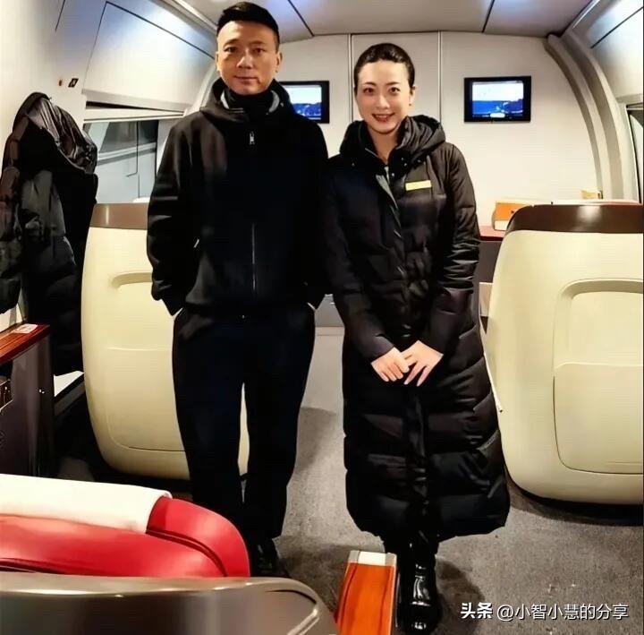 路人在飞机上抓拍到的这一个男主持人形象比较大气，看着特别眼熟，好像在哪个地方见到