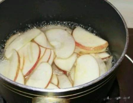 苹果加一物煮水，孩子吃饭香了
 
苹果性味甘、酸、凉，入脾经、胃经，苹果煮水能生