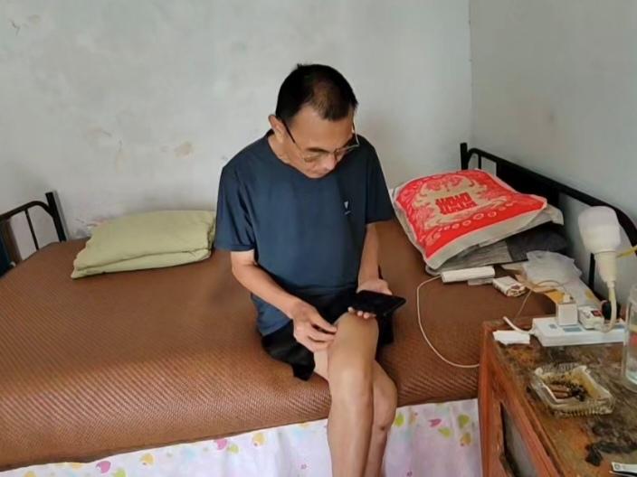 我和爸爸爆发了前所未有的一次争吵，这次太严重了，我们的关系彻底决裂，我彻底绝望了