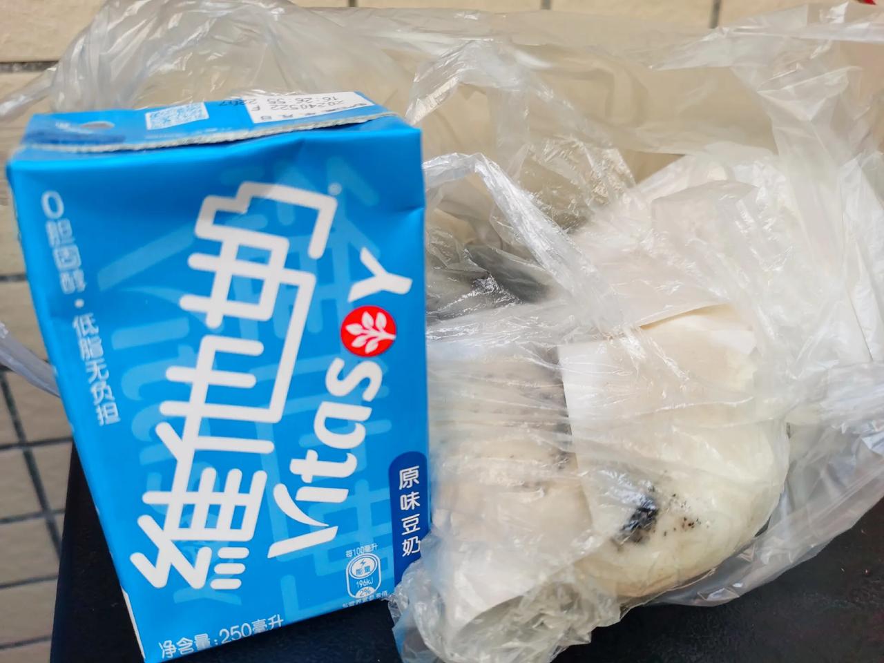 #简简单单又一餐#
每天六点就起床收拾上班了，早上都会感觉好饿，公司的早点固定是