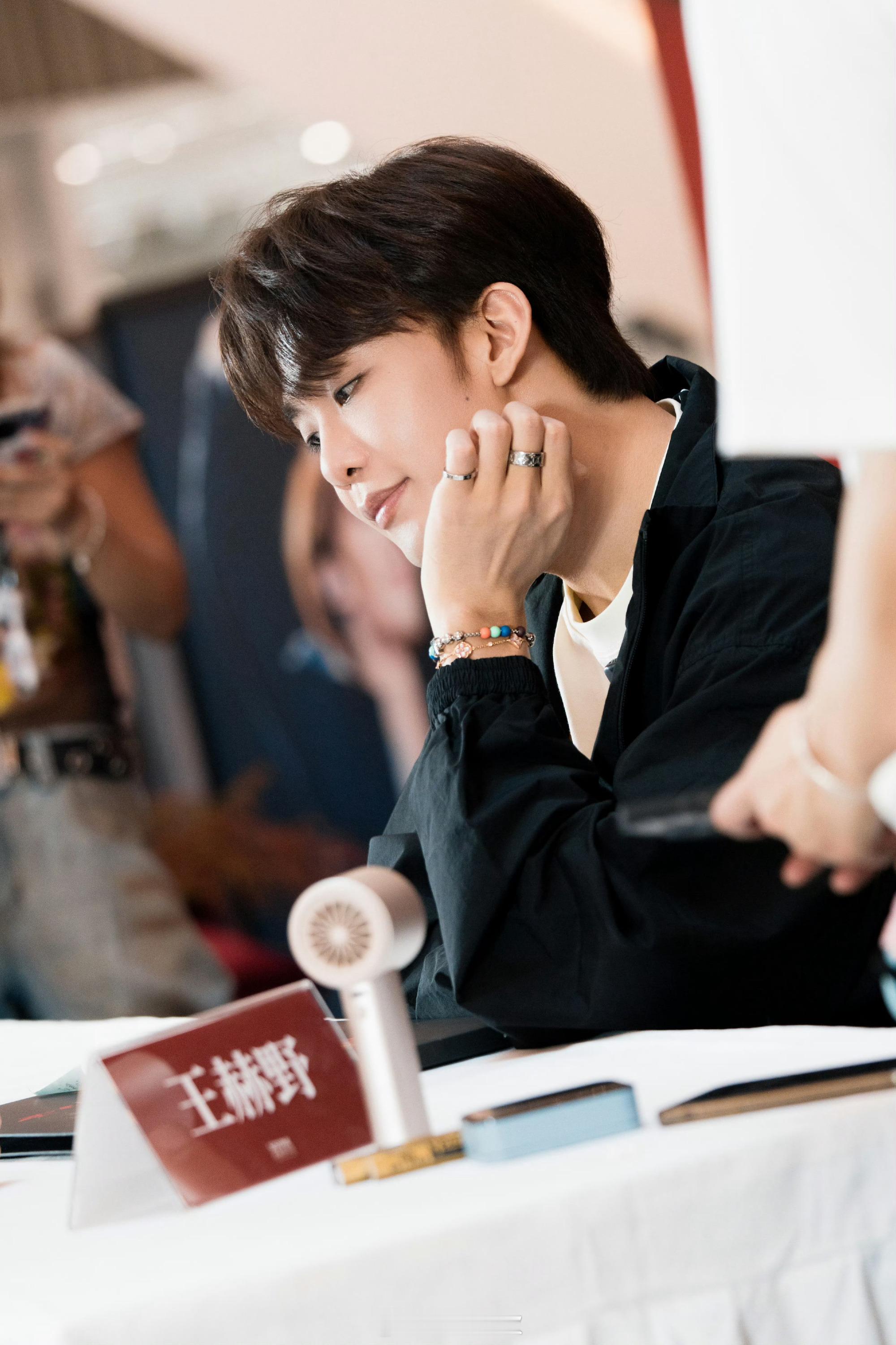 王赫野讲故事分不清真假但听王赫野讲故事时，我的开心是真的，故事是不是真的… 已经