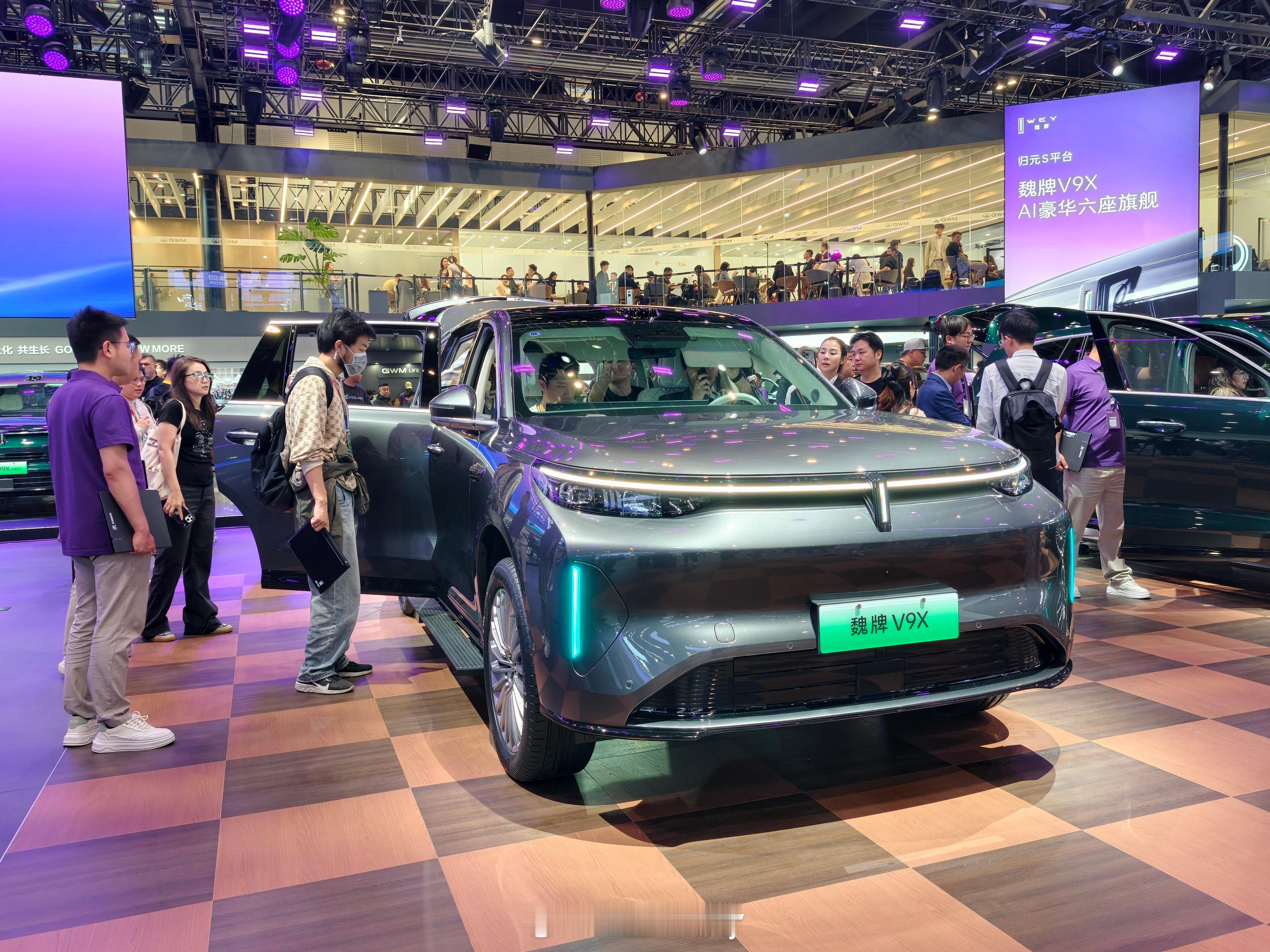 特意来长城展台看魏牌V9X，毕竟这可是老魏亲自代言的车。北京车展魏牌展台气场拉满