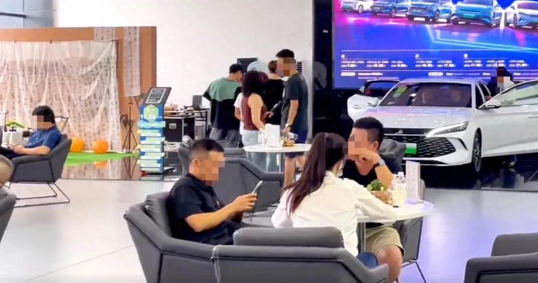 与其屡屡在补贴上抠抠搜搜，不如尽快落实“油电同权”！