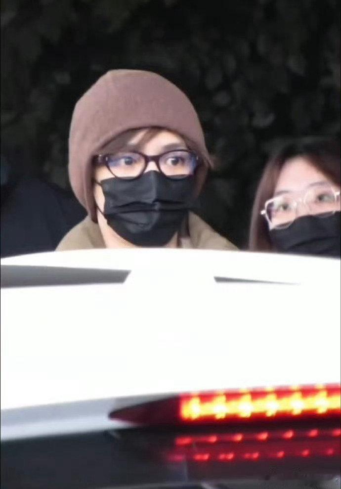 侯明昊长沙到达，粉丝热情迎接，礼貌招手回应，祝hi6录制圆满落幕 