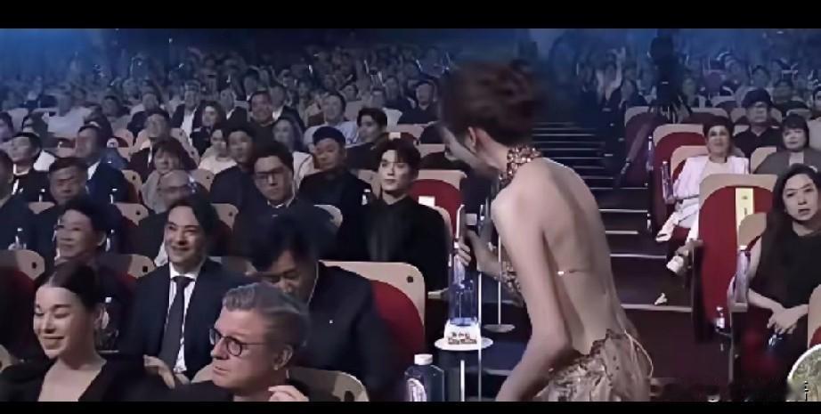 女主持人为啥越穿越少，她们不怕冷吗？
我真不明白，现在的女主持人，为啥穿的这么少