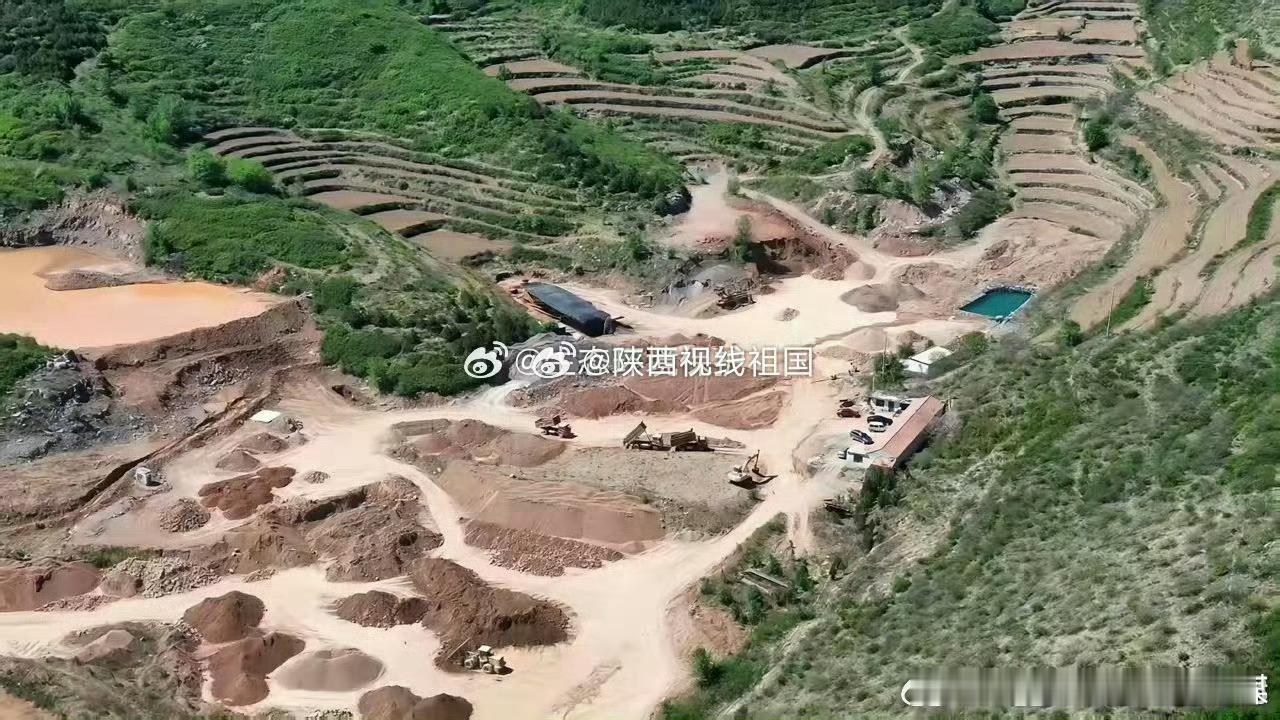 据山西省阳泉市盂县仙人乡西峪村村民反映，该村长期存在私挖乱采铝矾土现象，不法企业