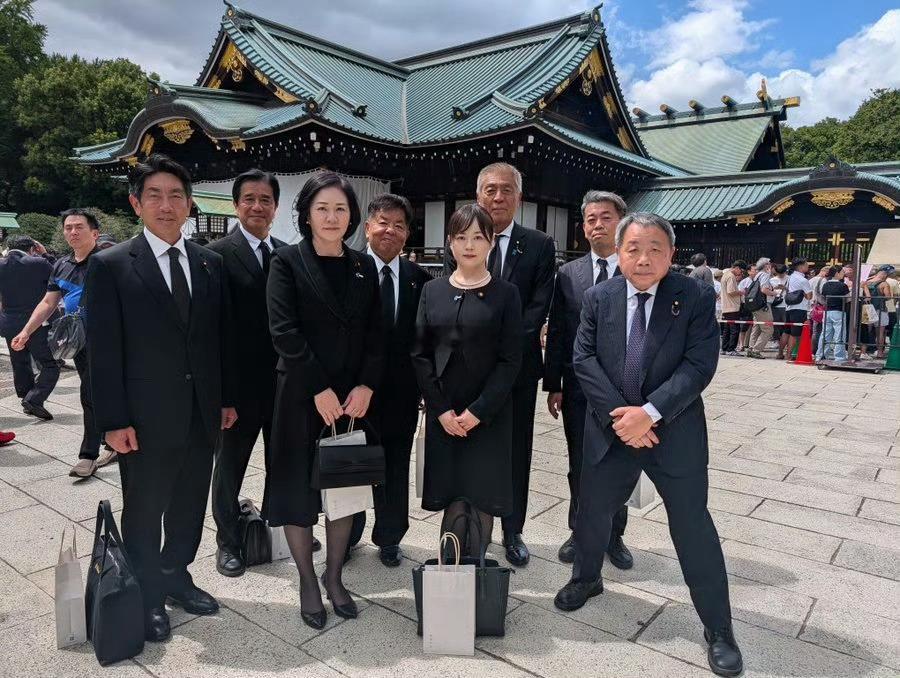 汉奸石平参拜靖国神社日杂你裤裆开了😅 