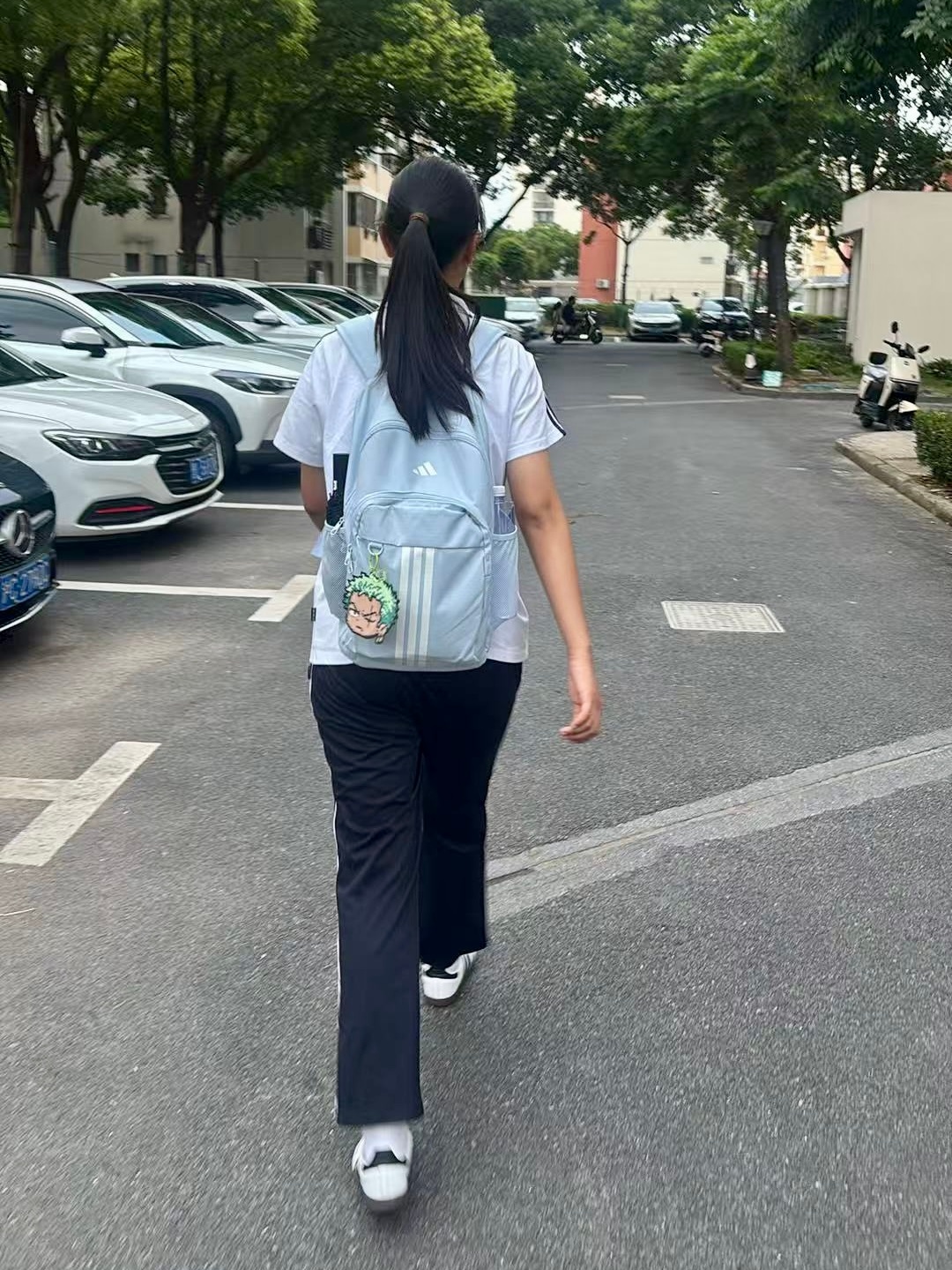 妹妹放学，萱妈下楼迎接[太开心] ​​​