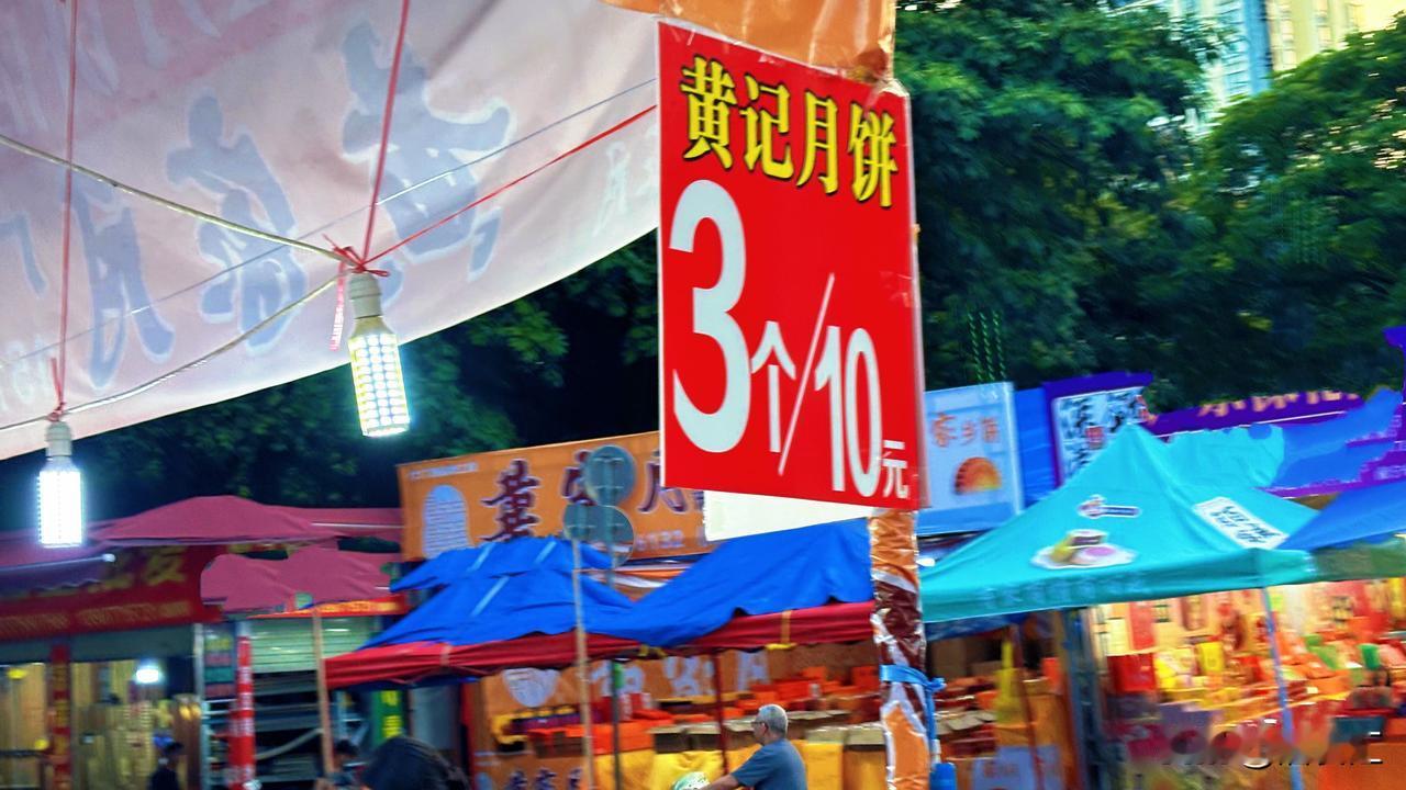 南宁上海路月饼一条街已经搭建好临时摊位了，感觉今年的摊位有点变少了，也可能有些不