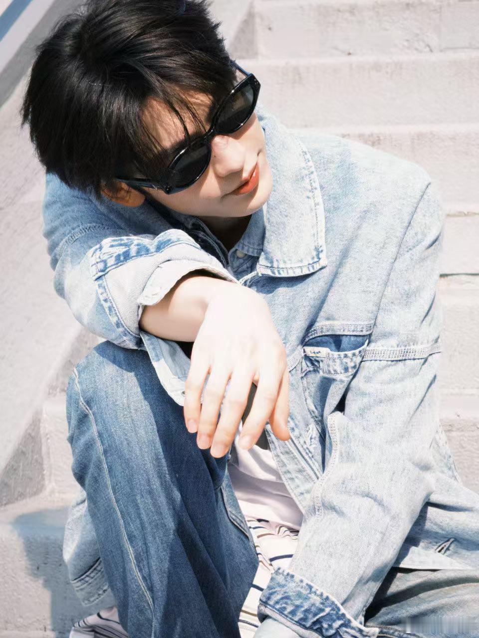 张凌赫人生镜头上新 他的下颌线清晰利落，侧脸轮廓尤其分明。配合挺拔的身姿和合体的