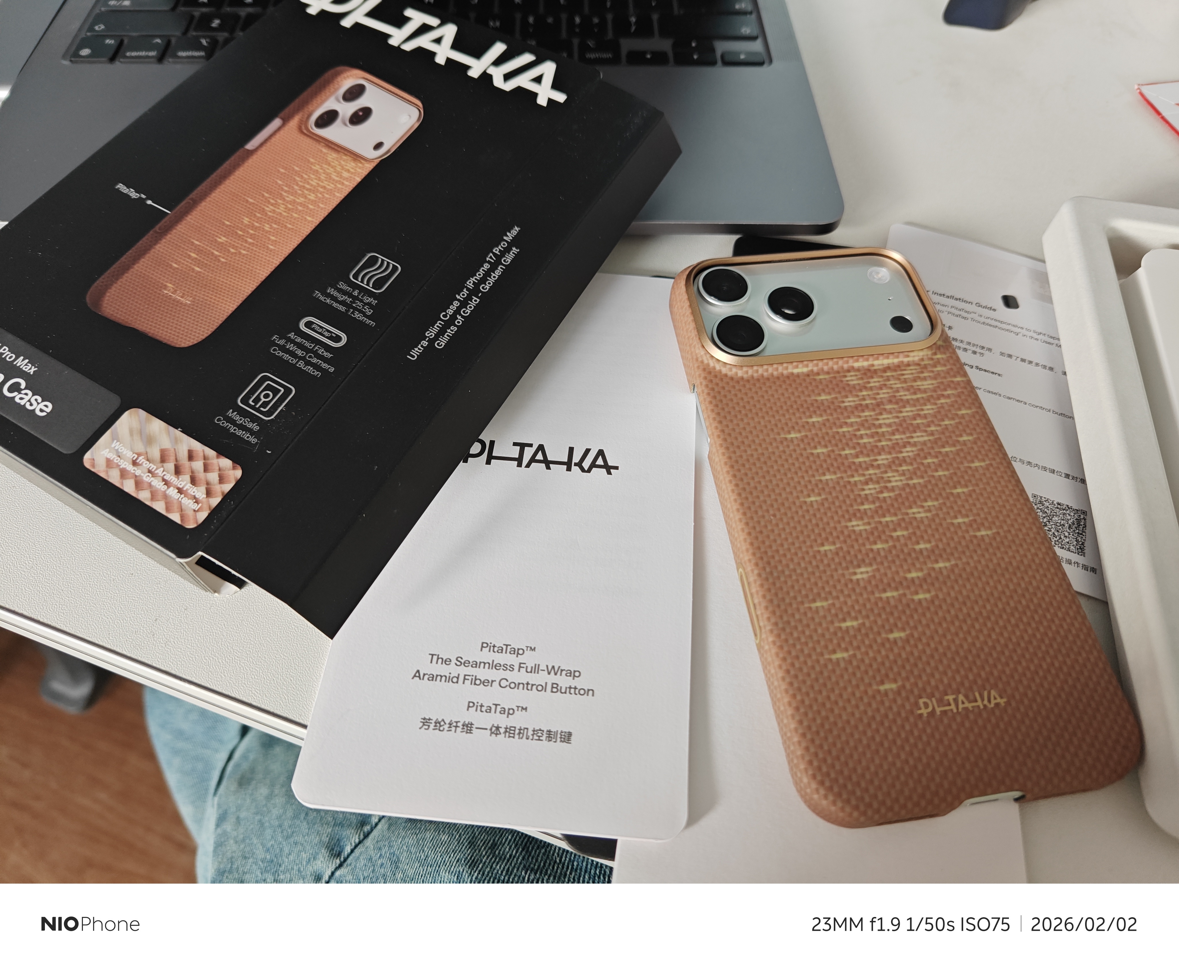 为表示我送他凯乐石的感谢，剪辑小哥送了我一个手机壳，这玩意多少钱，手感不错。 