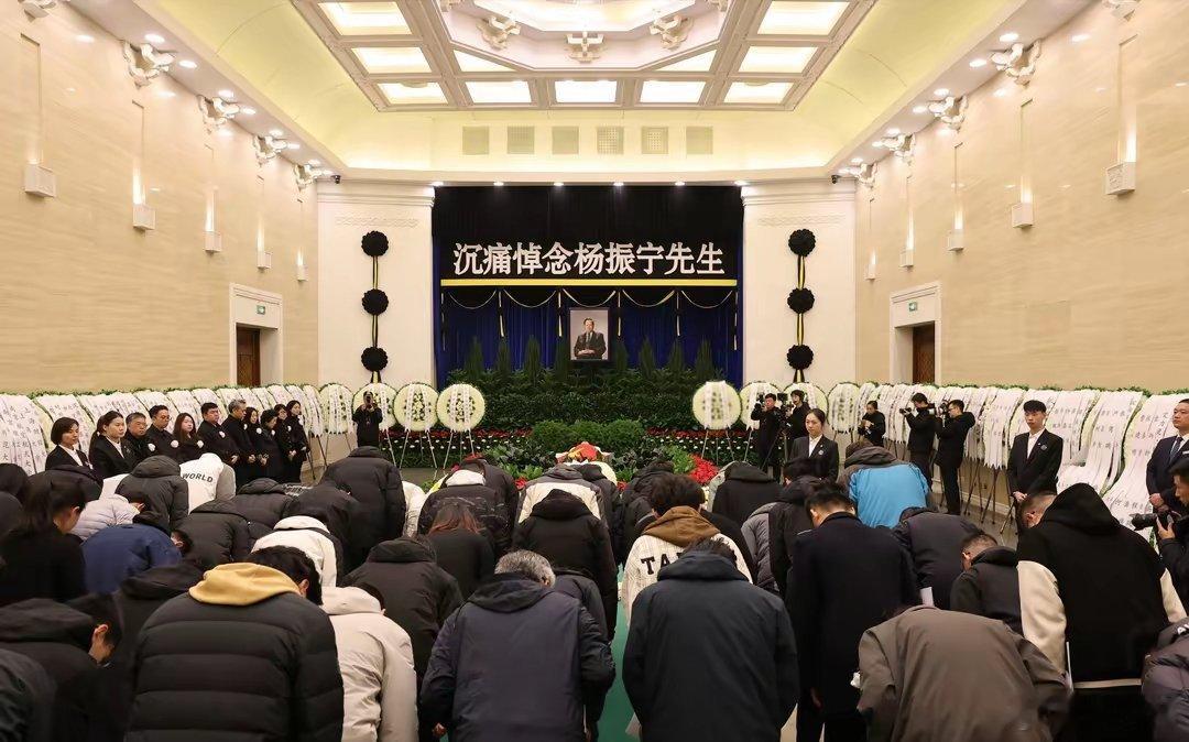 杨振宁说血管里流的是中华血液杨老身上盖着国旗，这份荣誉可谓何等的荣耀。遗体盖国旗