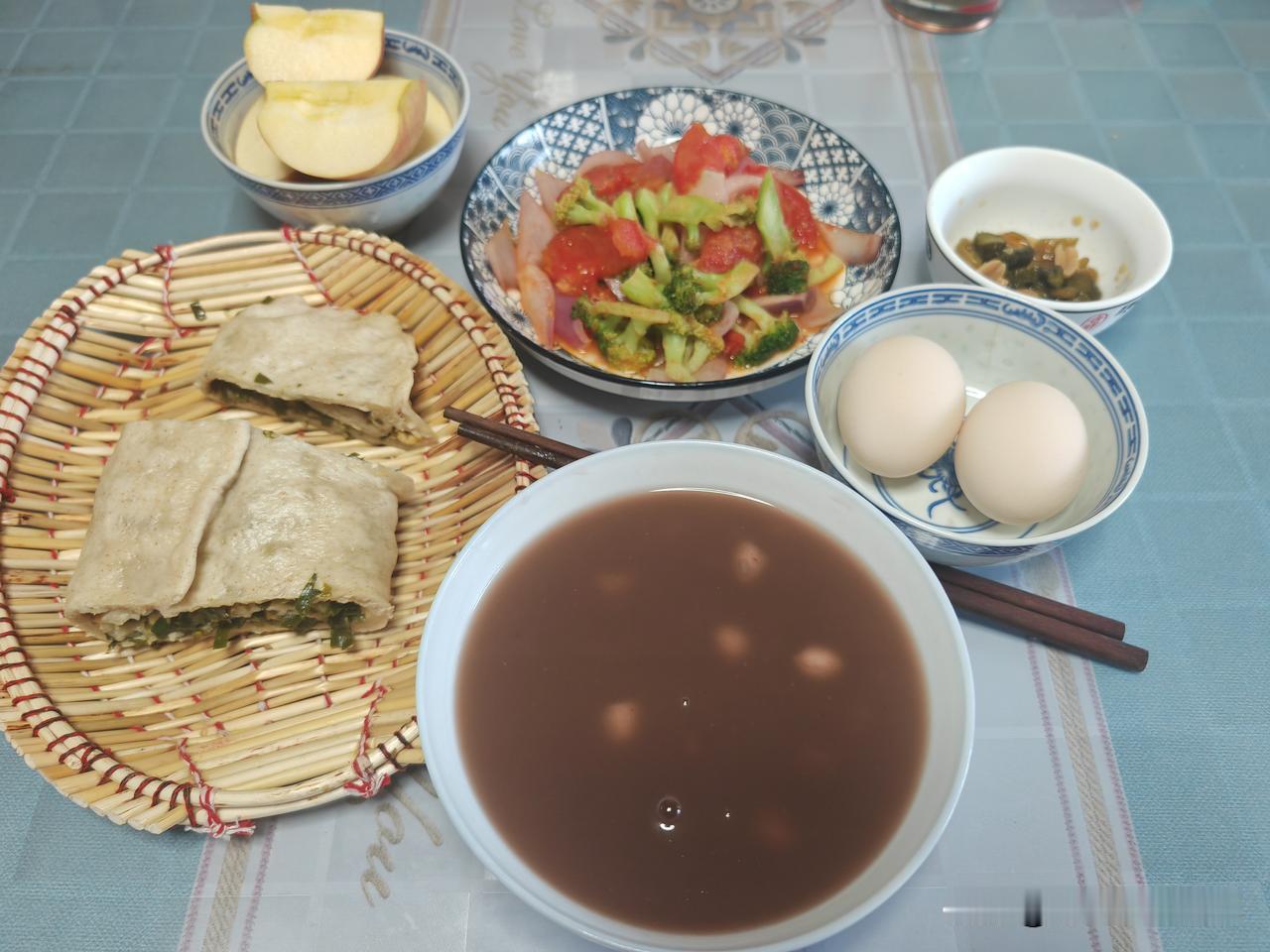 早餐分享～
六点起床，电饭煲预约的红枣红小豆花生米杂粮粥好了，满屋里都有粥的香味