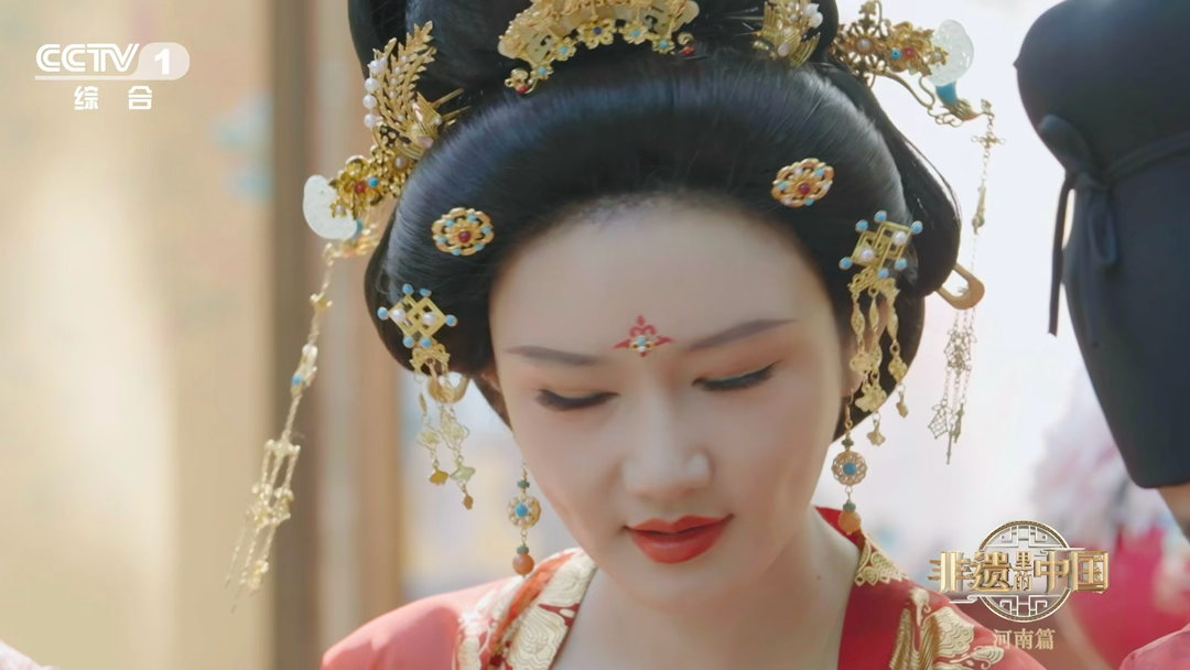 中国匠人让牡丹花开千年 别人种牡丹看一季，咱河南匠人烧牡丹看一辈子。唐白瓷这手艺