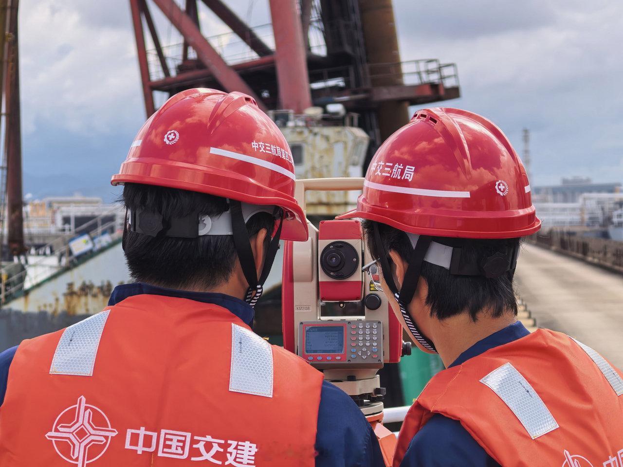 致敬宁波码头高温建设者 宁波舟山港北仑港区协和码头三期工程完成项目首桩沉桩，这根