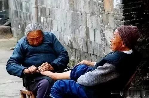 婚姻不过就这三样：
相对稳定的两个人，
一同吃饭，一同睡觉，一同聊天。
吃饭，关