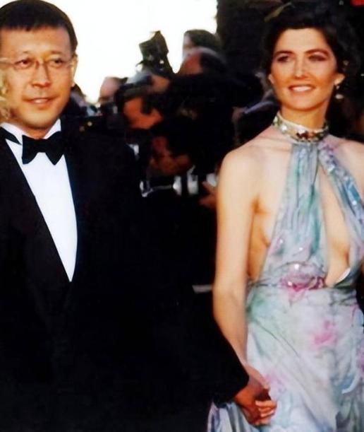 2006年，姜文和妻子周韵去法国探望女儿，女儿一脸怨气，冷冷地说：“爸爸，我讨厌