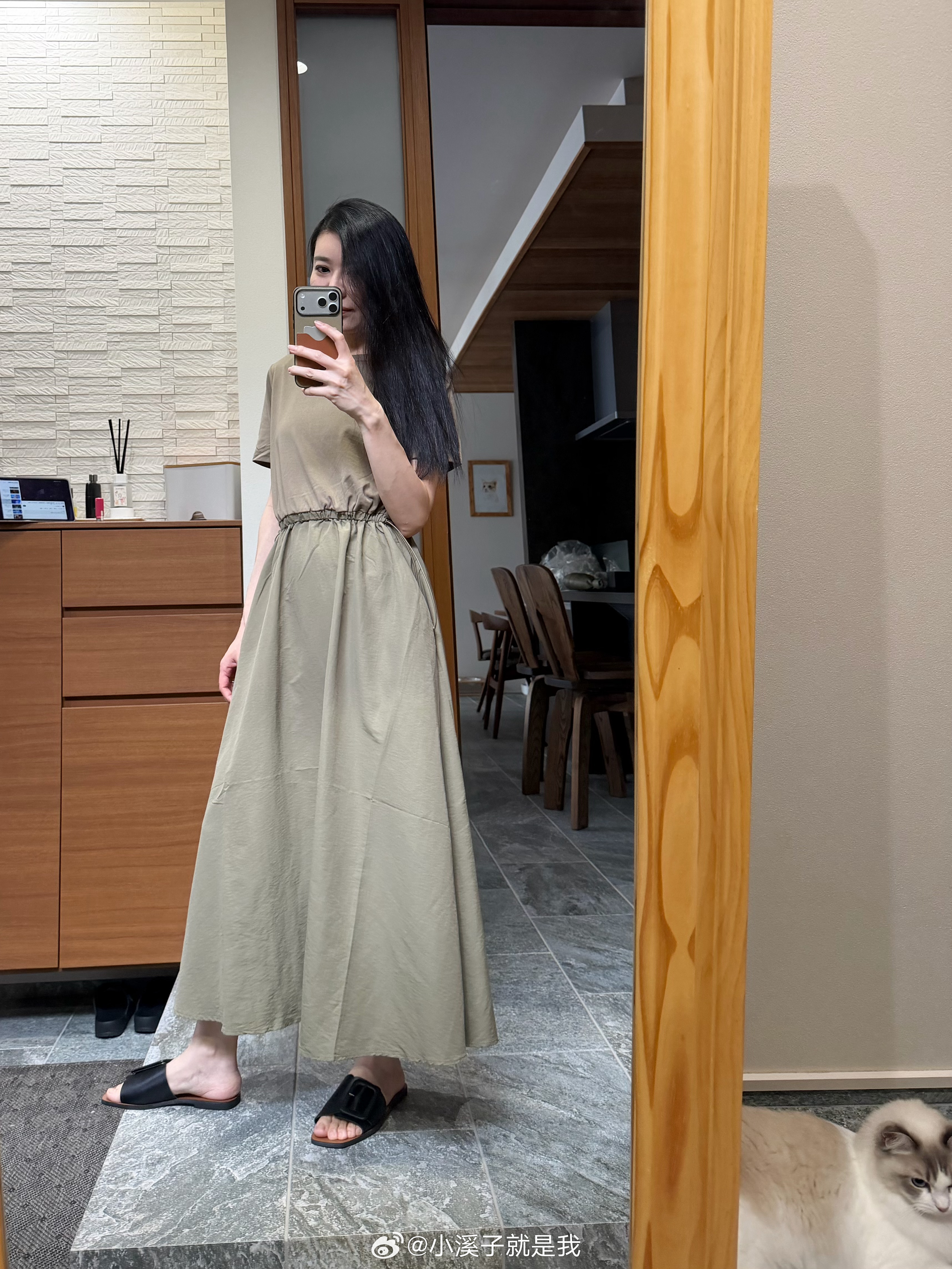 卡其，黑，藏蓝。卡其休闲感最强，黑色百搭低调，藏蓝相对年轻活泼一点，萝卜白菜。难