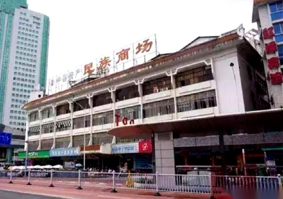 南宁朝阳商圈，寸土寸金的地界上，正摆着一个极其扎眼的对比。
你往太古城那片看。老
