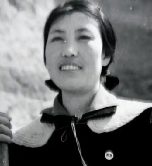 1980年，33岁的郭凤莲被叫进大寨党支部办公室。上级来人念了一份调令：免去大寨