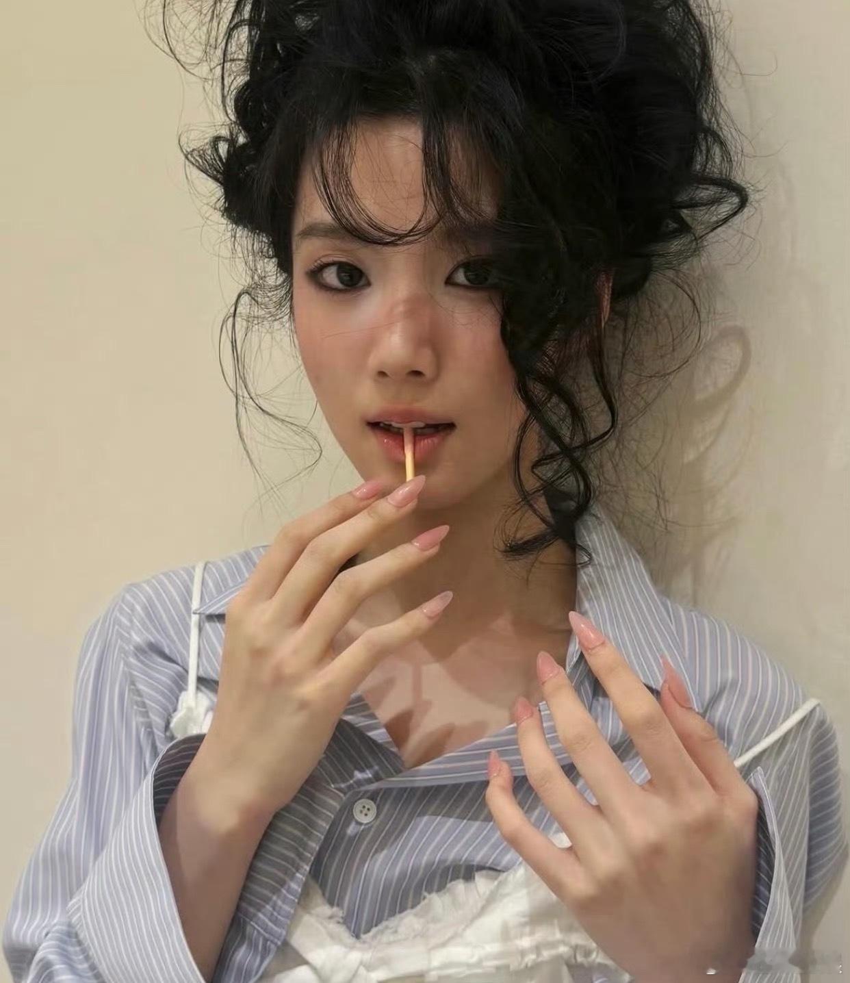 卢昱晓10个月瘦了一大圈真的不是镜头畸变吗原先上镜显得嘟嘟正好，也就说明本身很瘦