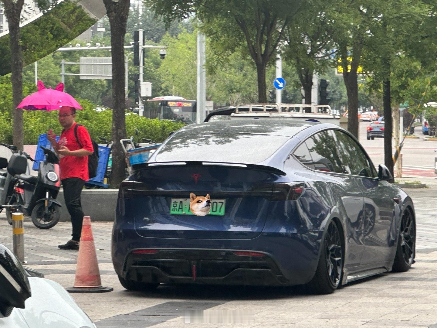 原来特斯拉Model Y降低了也挺帅 ​​​
