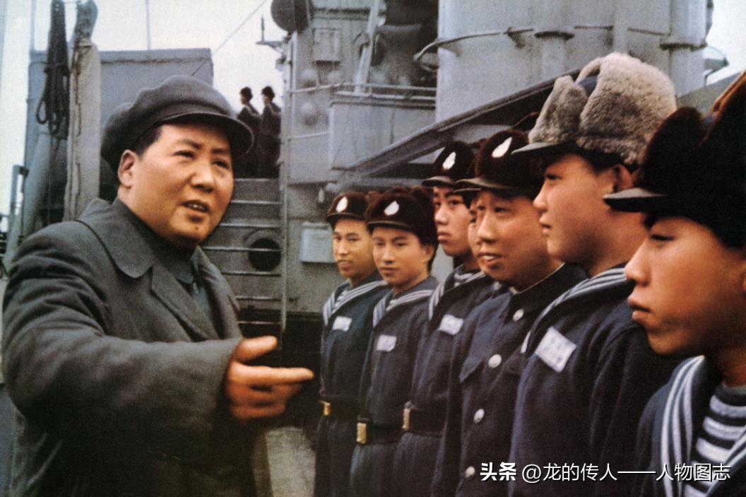 1953年2月19日毛主席在武汉江汉关码头登上“洛阳”舰视察，并和该舰官兵一起航