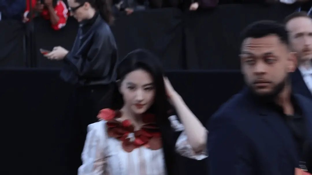 救命！有些人拼命营销美貌人设，结果神仙姐姐只是 quietly 美丽了二十年？？