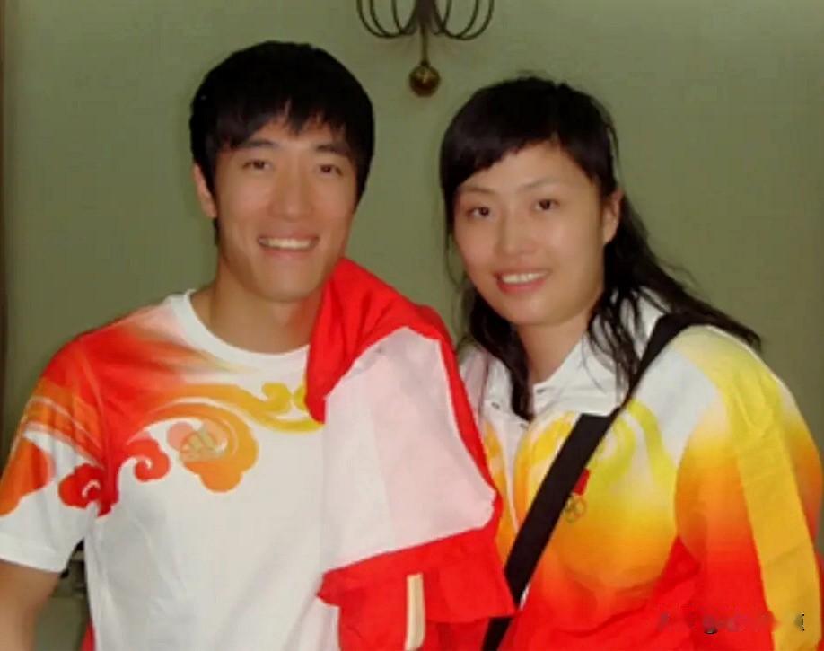 两位著名的上海籍运动员。
左边是大家很熟悉的田径跨栏名将刘翔，右边这位女运动员是