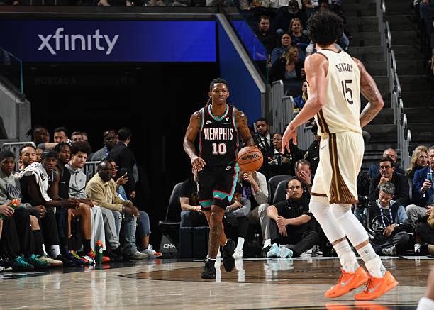 看到灰熊的这个贾文-斯莫尔（Javon Small），就想起之前的新闻。肖华已经