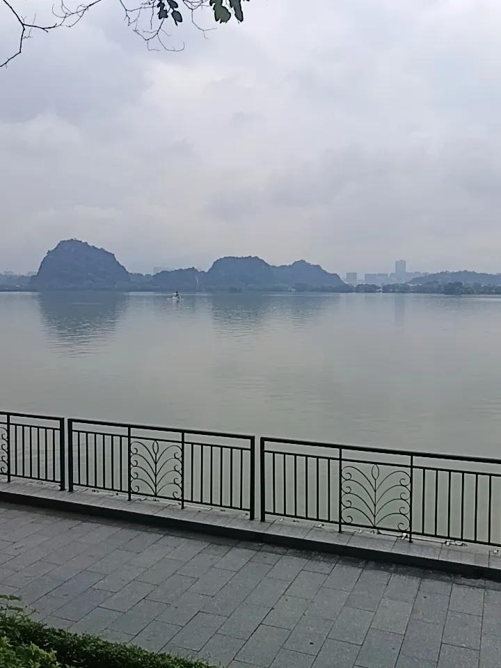 你敢相信吗？这里是肇庆的七星岩风景区了，这里环境优美，空气清新。人也少，空气也好