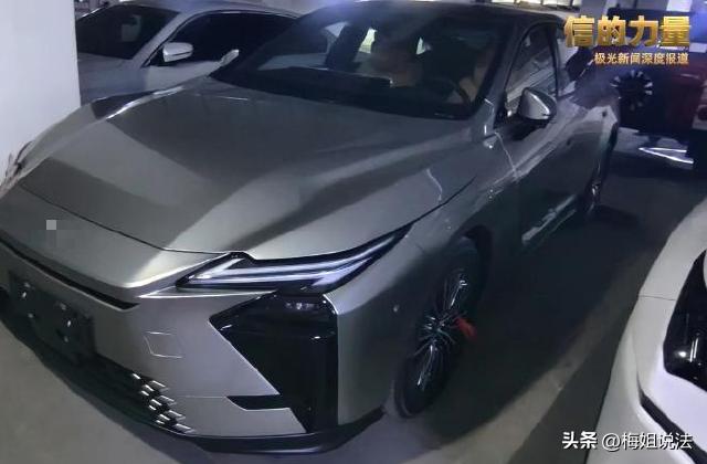黑龙江大庆，刘女士花37万元喜提新车后，立刻去为爱车贴车衣，谁料三小时后，新车变