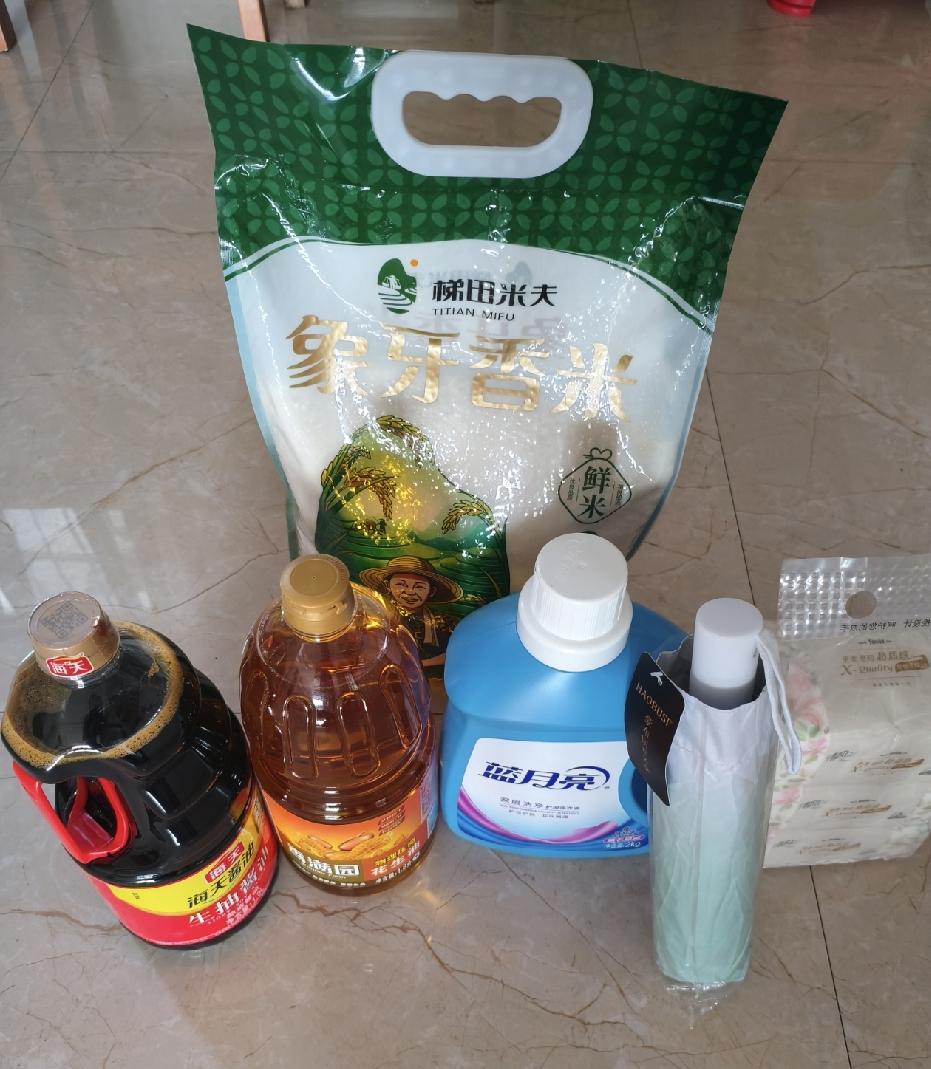 这年代竟然还有这等好事，去他家那里办事竟然还会送东西，这送的东西还不少，一袋10