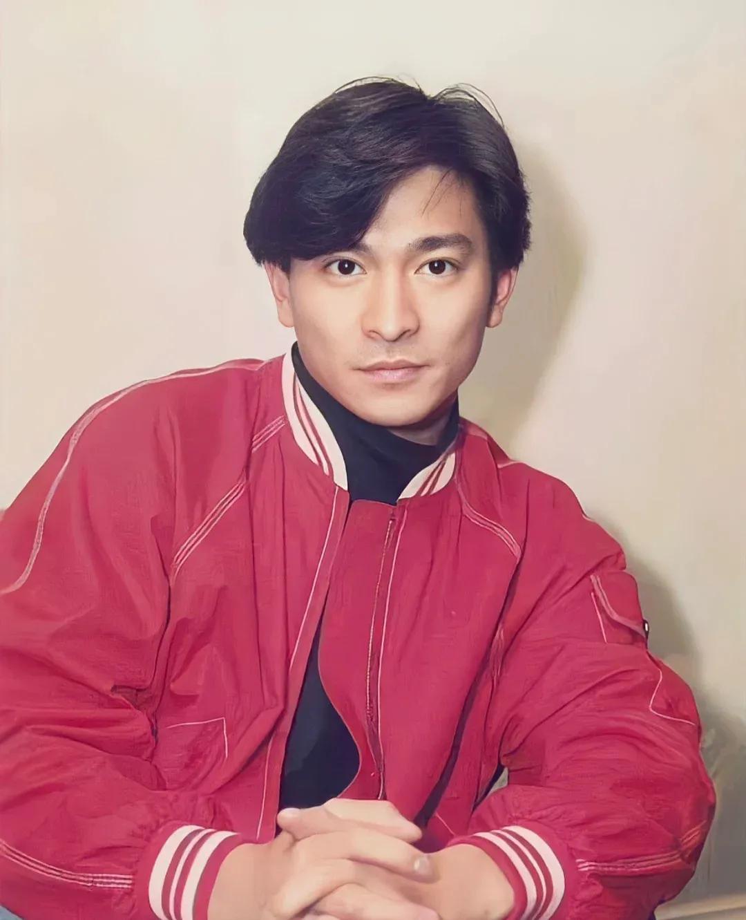 1993年，在扶贫的义演上，刘德华一时口误，将北京讲成了台北，他瞬间吓得腿软，直