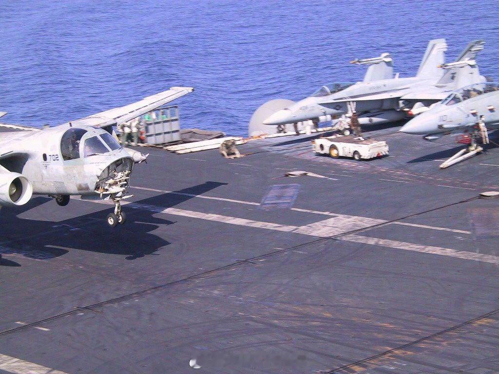 照片中的历史 2001年11月13日，在阿拉伯海海域，美国海军“卡尔·文森”号航