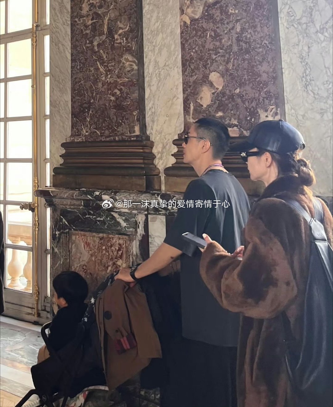 偶遇戚薇李承铉带儿子逛凡尔赛宫戚薇李承铉带儿子逛凡尔赛宫！一沫真挚的情话一沫真挚