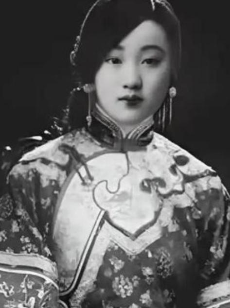 1894年，几个太监不顾珍妃的挣扎，将她放到刑凳上，其中两名太监上来就将珍妃的衣